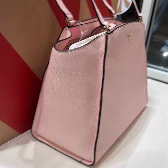 Kate Spade Brim Laptop Tote 

COLOR:
Chalk Pink - Picture 5 of 16